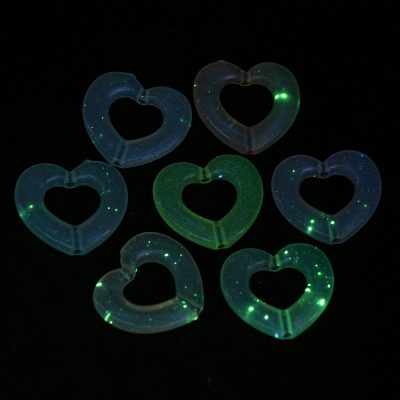 P161 glow in dark akryl hjärtan 25x28mm, 10-pack