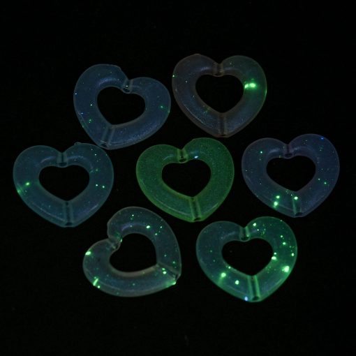 P161 glow in dark akryl hjärtan 25x28mm, 10-pack